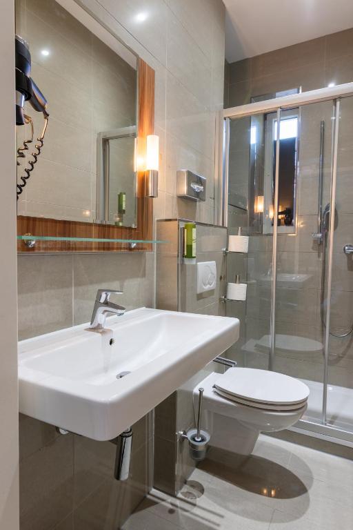 Modernes Badezimmer im Hotel Strasser