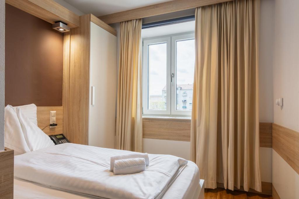Helles Einzelzimmer im Hotel Strasser